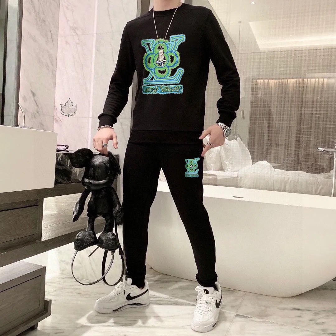 🅿️380 direct batch [LV Louis Vuitton] (Fat Man Gospel) hot-selling suit is coming. Focus on the original version of the official website. 2025 new hot-selling sweatshirt suit. The original order is the best. 🇭🇰The meticulous work of top designers. Just for a fitting and perfect upper body effect. 100% natural high-quality Roman cotton, close-fitting comfort, noble and elegant! Original hardware embodies elegance and nobility! Counter size: M-5XL (maximum wear up to 220 pounds)